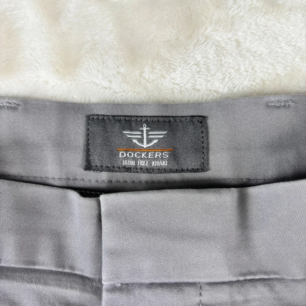 Dockers Pants Mens‎ 35x29 Gray Classic Fit Iron Free Khaki Trousers Flat Front - Picture 3 of 10